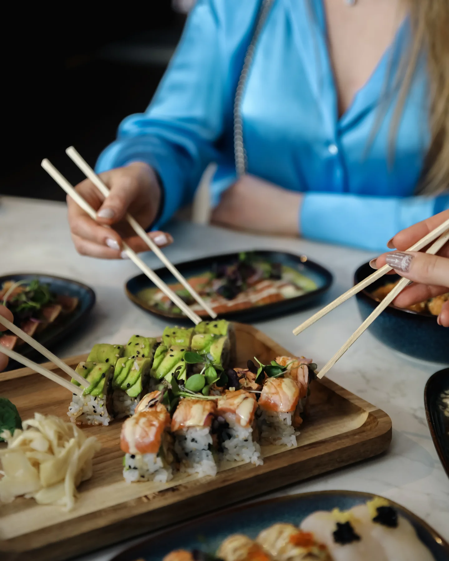 Gjester som spiser sushi hos Sushi Roll
